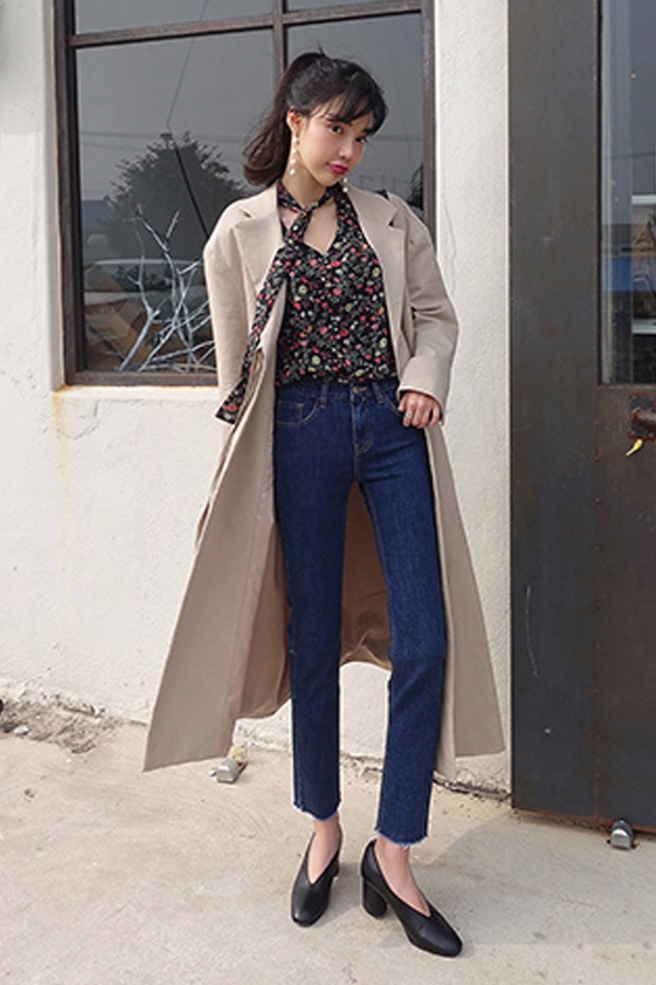 Look 5:修身長款風衣+小碎花襯衫+深色窄腿牛仔褲,整體搭配非常顯身材&身長,襯衫領口的兩條帶子可打造出多種不同的造型,很實用...但是個子矮的妞摩登少女不推薦這樣的穿搭,撐不起XD(但內搭除外)