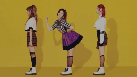 TWICE新歌KNOCK KNOCK的MV一釋出
就創造出超高點擊率~
MV中不只團霸、團欺分明XD
和上一次歌曲TT的MV也有連貫性
但卻有韓國網友指出MV有「19禁戀童癖」情節 @@??!!
來看看韓國網友怎麼說明吧!