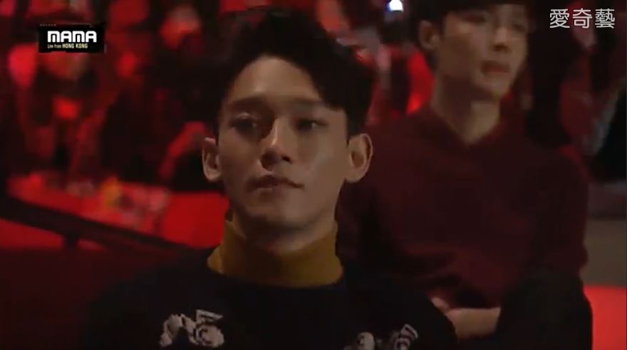 甚至連當天EXO成員Chen和 Lay 也都很專注的看著表演,一直到發現被鏡頭拍到才露出害羞的微笑~可見不走「巨人」路線的蔡依琳在歐美舞者中氣勢依舊不輸,確實氣場足鎮壓舞台啊!