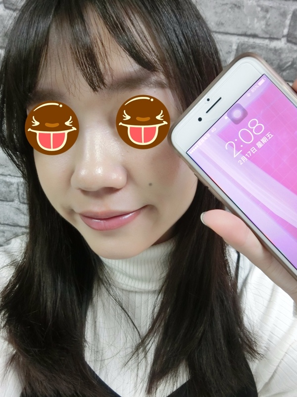 起來之後14:08~完妝四小時的時間,只看到鼻頭微微泛油,毛孔沒有變大、臉也沒有暗沉,更沒有浮粉的情況。而且歐膩覺得出油之後真的更漂亮,很像水煮蛋肌呢!(自己講沒有在害羞的)