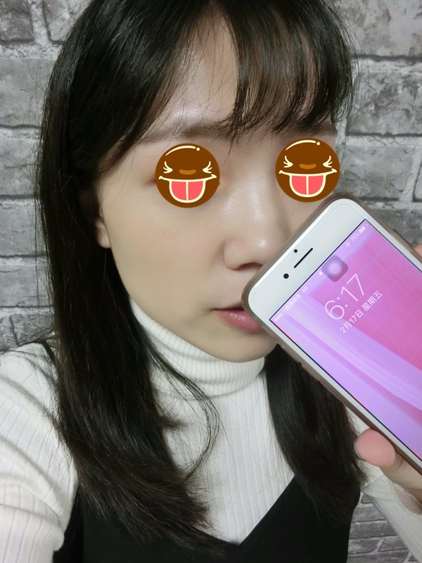 接下來是準備下班的時間XDDD 晚上的18:17,距離上妝已經8個小時啦!歐膩這之中完全沒有補妝,可以看到臉上僅有一點點的油光,鼻翼、兩頰的泛紅還是被遮蓋得不錯,看起來妝容非常自然,也太驚人XDDD