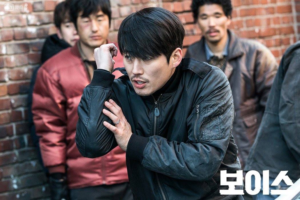 ✿TOP 3 - OCN 周末劇《Voice》
話題佔有率:8.01%
➔上升1個名次
※故事講述一次事故而失去家人的刑警與112舉報中心隊員,在犯罪率第一、檢舉率全國最低的盛雲支廳「112舉報中心黃金時間隊」工作,並追逐殺害他們家人的連鎖殺人犯、解決案件的過程。