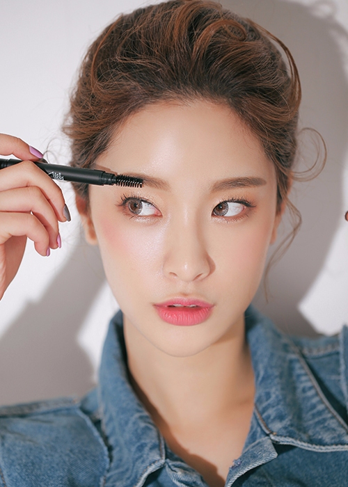 防止大粗黑眉Tips:
1、眉毛稀疏的妞:修好雜毛,然後用眉筆輕輕勾勒出形狀,再填補均勻顏色即可;
2、眉毛濃密的妞:先用顏色較淡的眉筆勾勒出形狀,填補好顏色後上染眉膏,會比較沒有那麼突兀。