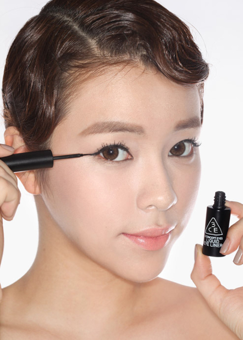 防止眼線過於突兀Tips:
1、找眼妝教程前,最好是按照自己的眼形去找;
2、偽少女覺得粗點的眼線液筆和眼線筆會比較好操控;
3、如果不想眼線過於突兀,可以用棕色的眼線筆;
4、稍微畫一點就好,不要刻意拉長眼線。