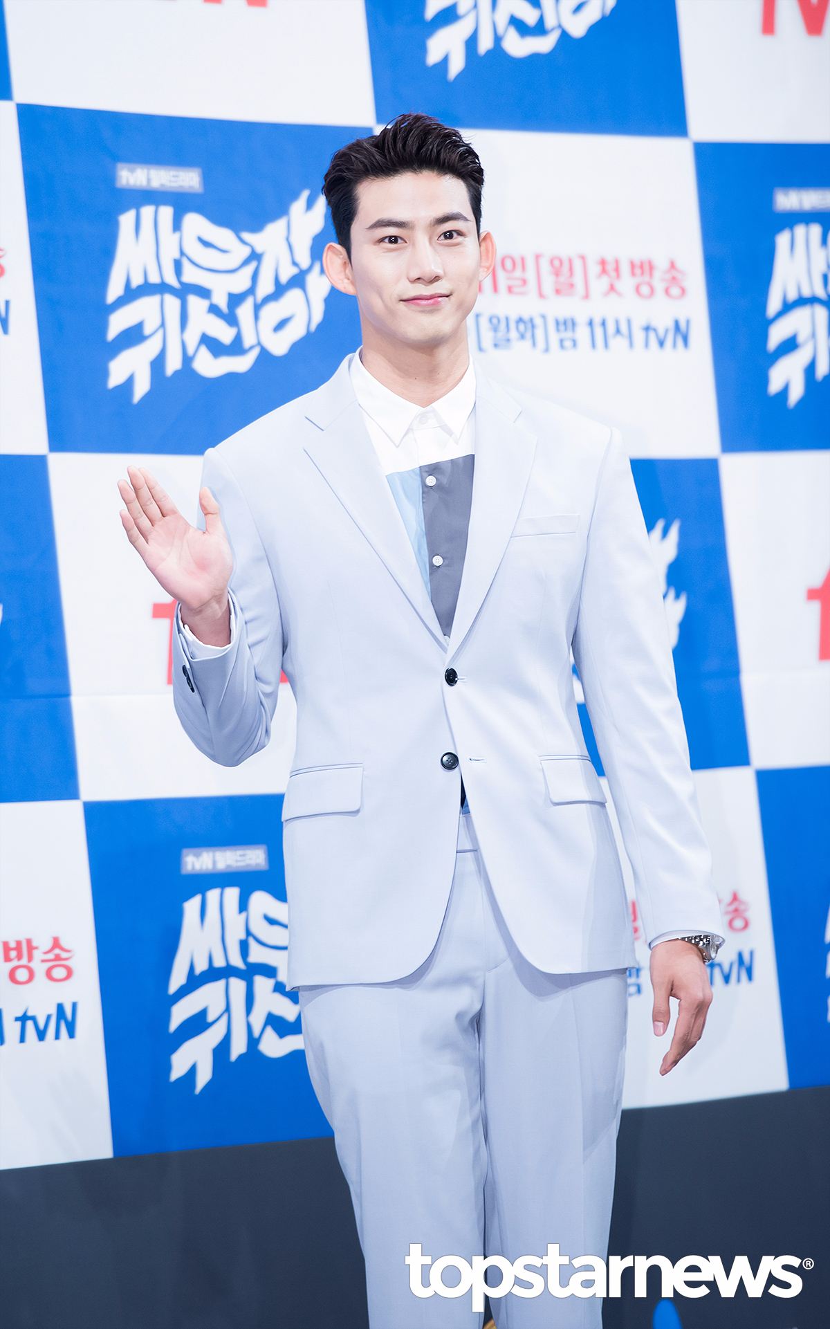 #2.玉澤演
身為2PM第一個入伍的澤演一定備受不少壓力,因視力、腰椎間盤等健康問題,被判定為公益兵,不須待在部隊接受訓練,但澤演為了以現役兵身分入伍,他已經動了2次手術。也讓粉絲大讚「真男人」