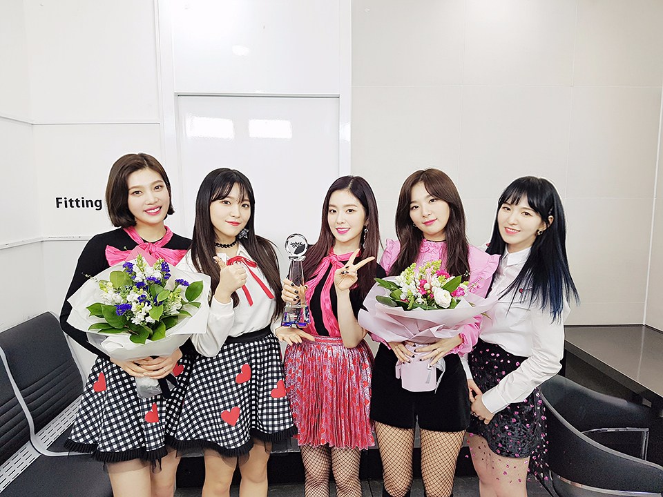 1位 IRENE 總計 1922900
2位 JOY 總計 485000
3位 Yeri 總計 252300
4位 Seulgi 總計 248100
5位 Wendy 總計 181400
(IRENE這數字也太狂!!!!!!!!!!)