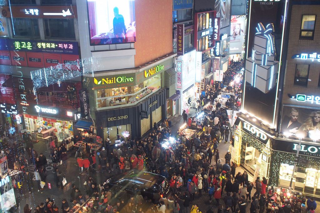 四、六大地下街
韓國除了地面上好逛,地面下更是可以買到CP值超高的衣服、鞋子等!KKday也精選了六大韓國必逛地下街,提供給大家參考~
高速巴士轉運站地下街、蠶室地下街、富平地下街、鐘閣地下街、永登浦地下街,在這些地下街中買到的衣服會比東大門還便宜喔!而其中高速巴士站地下街最為方便,也是較多人推薦的地方!
推薦指數:95% (這些超高CP值得逛街地,一不小心就會失心瘋、荷包大失守!)