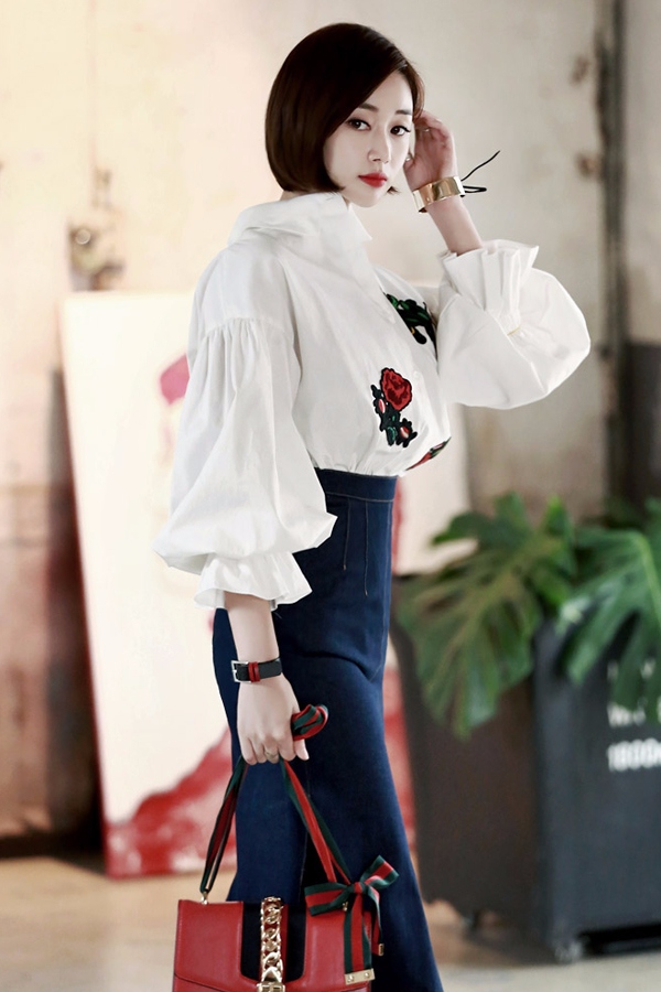 高個子的女生還可選擇看起來比較蓬蓬的設計(小矮妞hold不住)比如大面使用荷葉邊、設計版型比較大、公主袖等等...此外,加入一些紅色的元素(刺繡紅花、手包、紅唇等等)超顯女王氣場,有哪個男生不願為「女王」效力呢XD