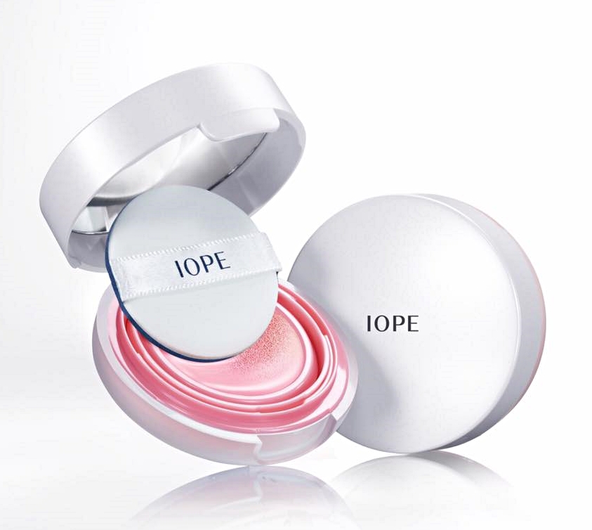 TOP 5 - IOPE 水潤光感舒芙蕾粉凝乳氣墊腮紅 #1 22000韓元
自然甜美的草莓色澤,輕輕一拍就能有水潤光澤好氣色,還有SPF30、PA++的防曬係數喔!
