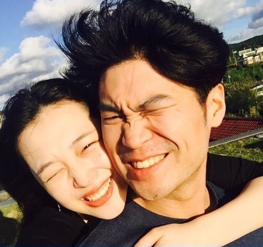 但其實據媒體報導,雪莉最近和交往2年6個月的男友崔子已經分手,並已經過經紀公司SM證實。兩人戀情當初隨著雪莉退出團體 f(x),卻和大自己14歲的男友崔子去看電影而有不少批評。