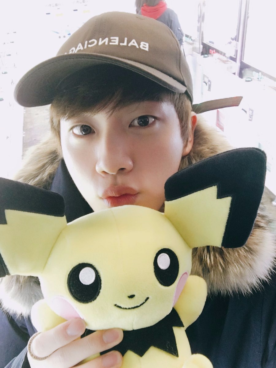 JIn:「柾國是最棒的,但當他出生的時候,我已經上幼兒園了,
也就說如果那時候我們是朋友的話,我就是和寶寶在玩,
我一點都不知道怎麼照顧嬰兒,我的天 我可能會弄死他」