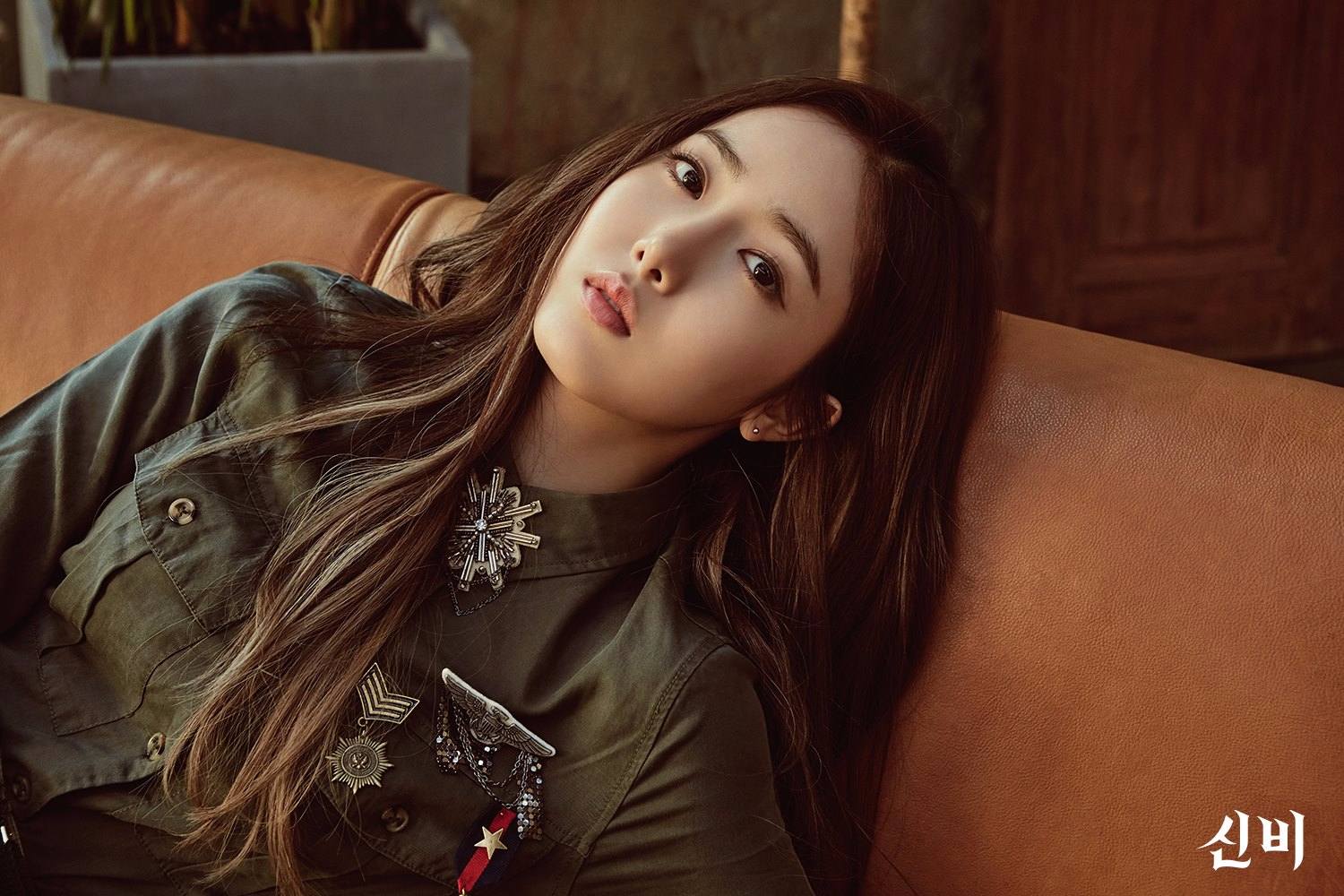 △SinB
和前幾次相比,SinB這次的髮型則是長了不少,一樣以旁分、無瀏海的造型為主,整體變化不大,髮色則改為霧棕色,看起來更有質感!