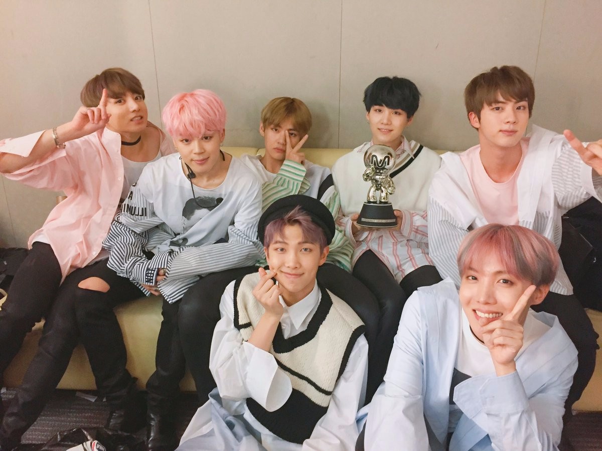 Suga:越痛就越要笑
柾國::我寧願死也不要沒有激情的活著
RM::從現在到死,都是我們的花様年華,以花開頭,以華結尾。2017防彈少年團的願望是成為全世界性的idol