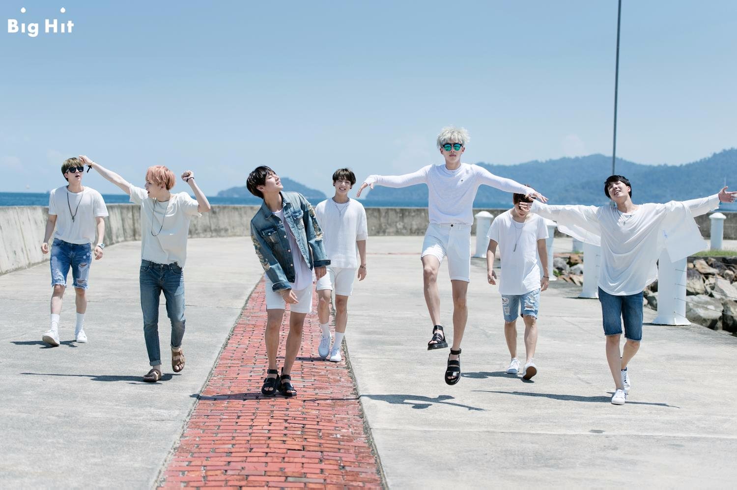 柾國:我看了每一位阿米的眼睛,他們也看著我的眼睛
Suga:和我們阿米們一起走到更高的地方,走到別人碰不到的更高的地方
Jimin:因為想要準備更好的,因此這麼晚才出來見大家
Jin:大家都說花樣年華是在人生最美好的時刻,
在人生最美好的時候就要享受,不然什麼時候能享受呢
花樣年華並沒有有效期限,從現在這一刻開始讓花樣年華長長久久不就行了嗎