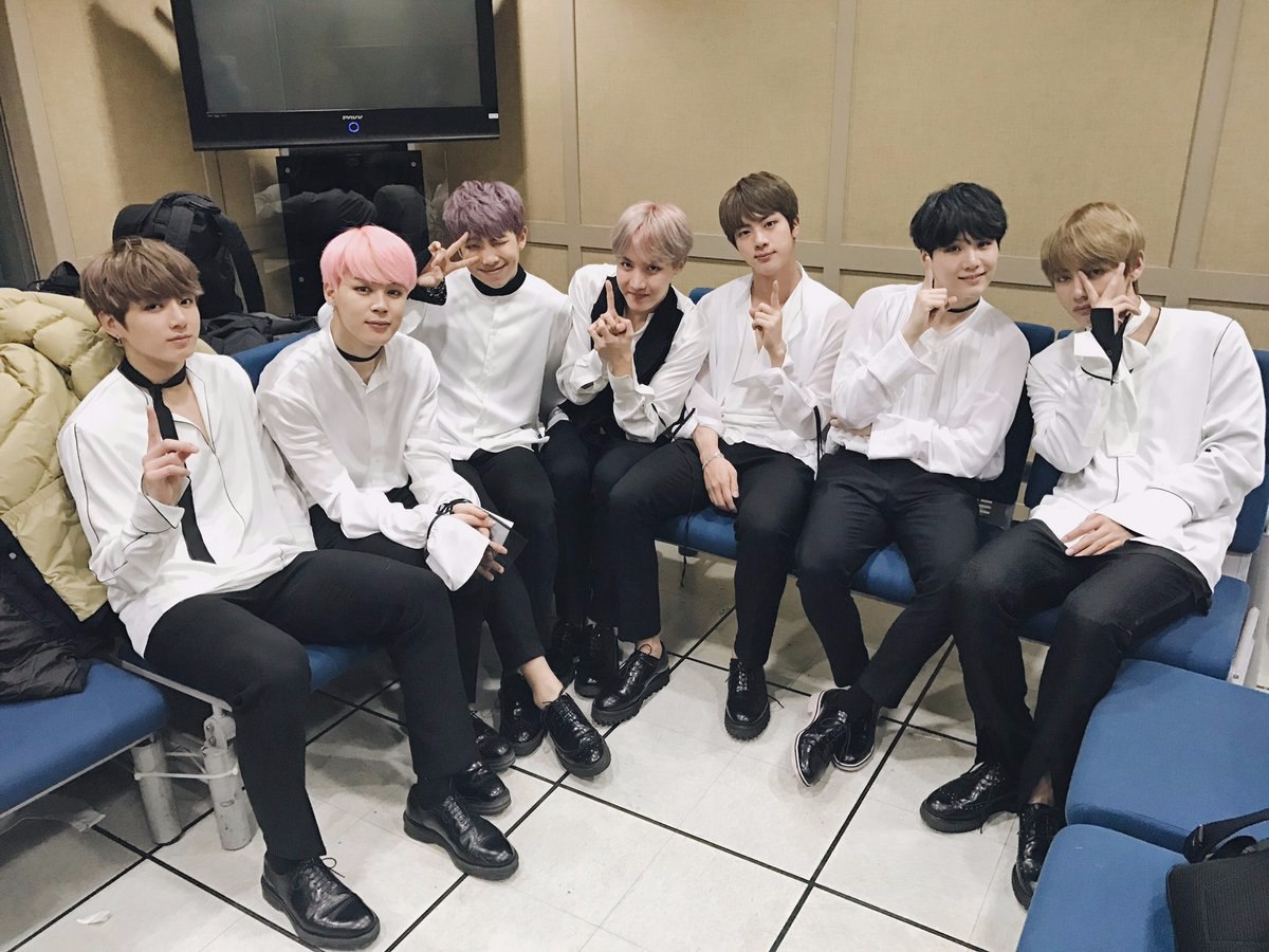 Rap Monster:阿米啊,有在聽嗎?
Jin:現在你在聽的話,就代表你是真的很愛我們吧...?
SUGA:偶像盛宴,真的不是很簡單
J-HOPE:雖然不簡單 但為了看著我們這模樣的你們,會一直很努力的做
V:我會這麼努力的理由就是,會一直想起妳那笑著看電視的模樣
柾國:只要想著妳那看著電視的表情 我現在也很幸福
Jimin:一直很想妳們呀 阿米 愛你們❤