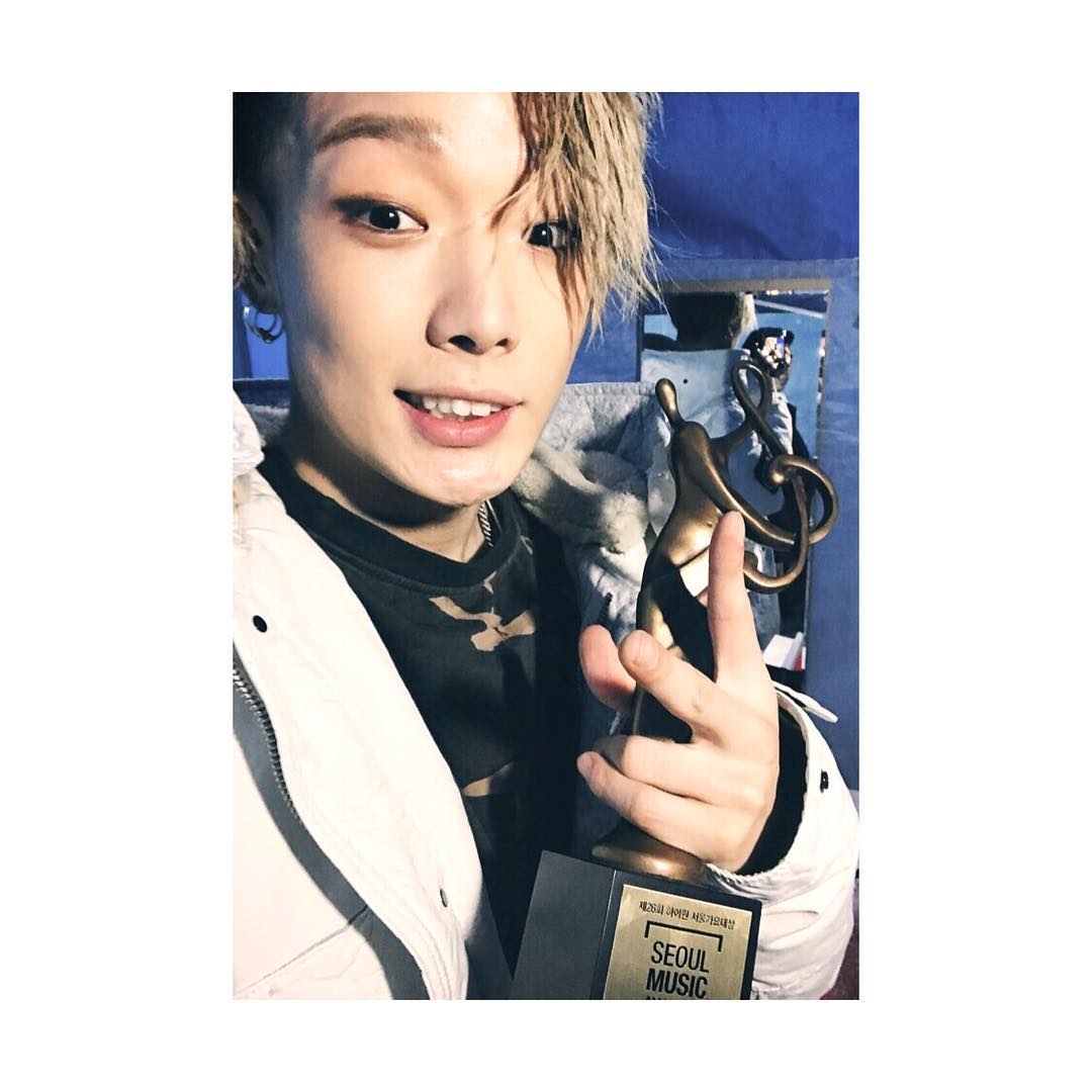 iKON-BOBBY
最愛BOBBY在舞台上唱RAP的時候突然來個微笑,不曉得這微笑迷死多少人,小編被迷到不要不要的啦,被迷住的喊聲:有!