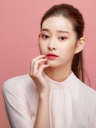 這樣就可以畫出超迷人的玫瑰色眼妝,是不是很簡單啊?但為少女也要提醒大家,畫眼影的時候最重要的就是不能下手太重,一定要少量多次、層層堆疊,才能畫出漂亮的眼妝喔!