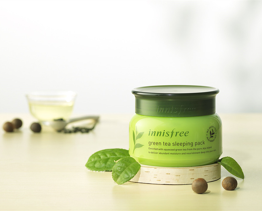 Innisfree/綠茶清爽保濕晚安面膜
Innisfree面膜性價比很高,所以偽少女忍不住又推薦了這款晚安面膜。
這款面膜含綠茶成份,在補水保濕的情況下,非常清爽一點也不油膩。
號稱「 水桶」的天然植物因子可謂肌膚持久供給水分,達到水油平衡。
