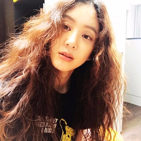 首先要注意的是,原本髮量多那麼就一定要避免那種還會顯髮量多的髮型,比如說:蓬鬆燙、深色染髮等,這些只適合髮量少的人..當然如果你顏值能夠撐起你的「大頭」的話是沒問題的啦XDDDD