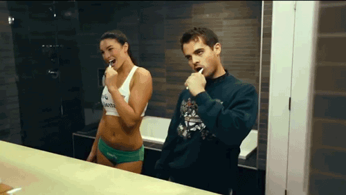1. 甜點的誘惑,用刷牙來解決。
很多女孩飯後都喜歡吃甜點吧?尤其是當做夜宵。韓國人很喜歡在飯後馬上刷牙,一是保持口氣清新,二是刷完牙對食物的慾望也會降低。刷過牙之後吃東西,味道會降低,所以刷牙對於減肥相當有幫助。