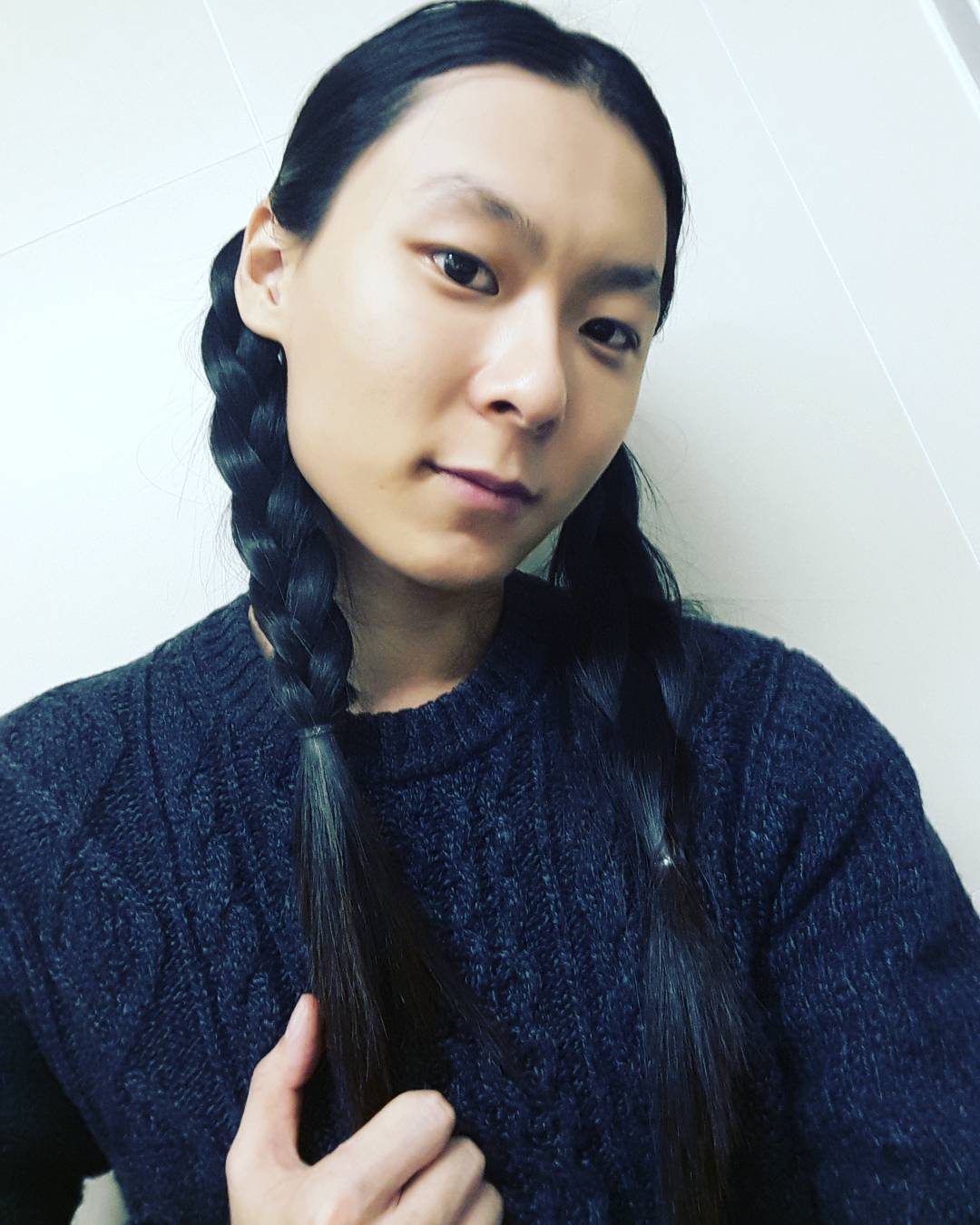 像是因為外型而受矚目的장문복,這位參賽者是防彈少年團V的朋友,小編覺得他的頭髮很有特色,能在101位參賽者中殺出一條血路,也是網友們相當期待的參賽者之一~
