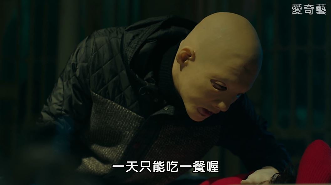 根據網友推論有以下3個有利的人選。
1、安敏赫同父異母的二哥
因為這個變態兇手的氣跟安敏赫的語氣都很相似,就連吃東西的特點也很像,而且網友懷疑他也是威脅安敏赫的背後主謀。