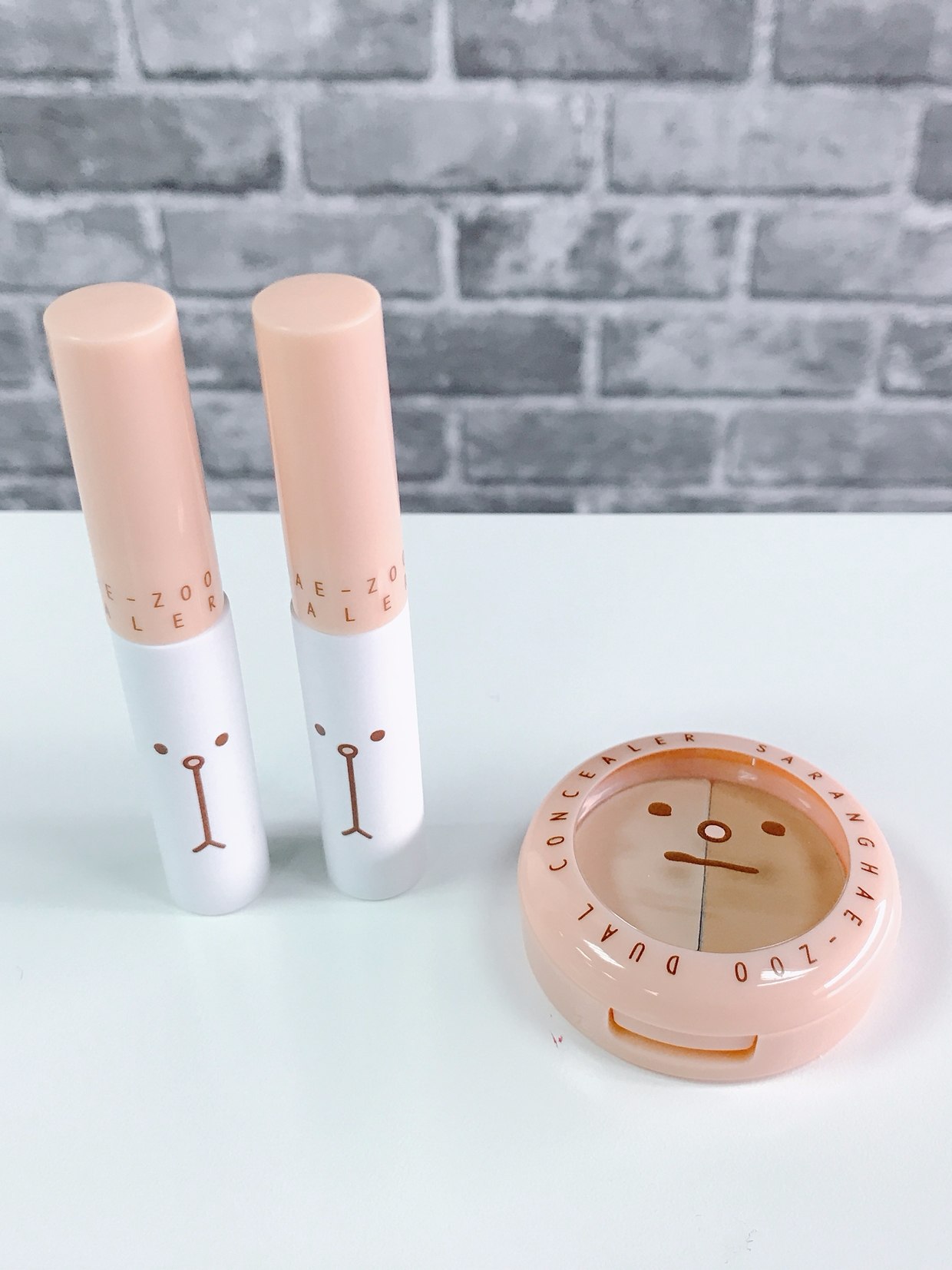 歐膩真心總結:
這款CP值真的太高!學生族完全可以購買,歐膩大推薦!如果是乾性肌膚,或者是想遮黑眼圈的話,可以選擇左邊的液狀遮瑕膏,如果想遮痘痘、斑點,或者是屬於油性肌膚,那麼可以選擇右邊的膏狀遮瑕。總而言之,這款歐膩真的很推薦,遮瑕效果好又便宜啊~