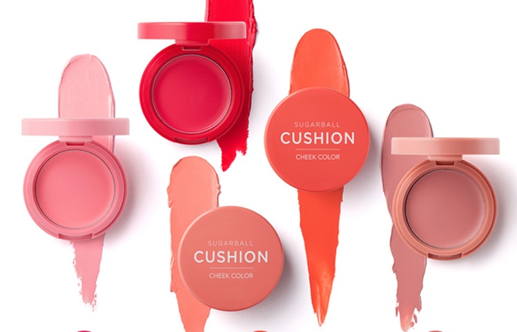 ▽Aritaum Sugarball Cushion Blusher
Aritaum近期的新品,就是這款腮紅啦!總共有十個顏色,分為兩組,一組為粉狀,一組為氣墊款,可以依照個人膚質與喜好去做選擇。這款顏色真的太可愛,連偽少女自己都超想購入啦!