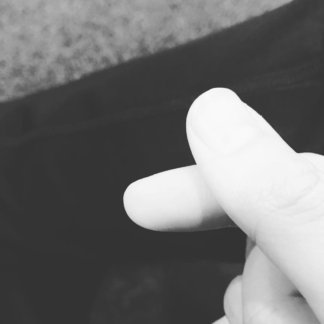 EXO成員伯賢在instagram po出一張手指愛心的照片打著「想你了」,在白色情人節為EXO-L們送上愛心,阿爸好暖哦♡♡♡