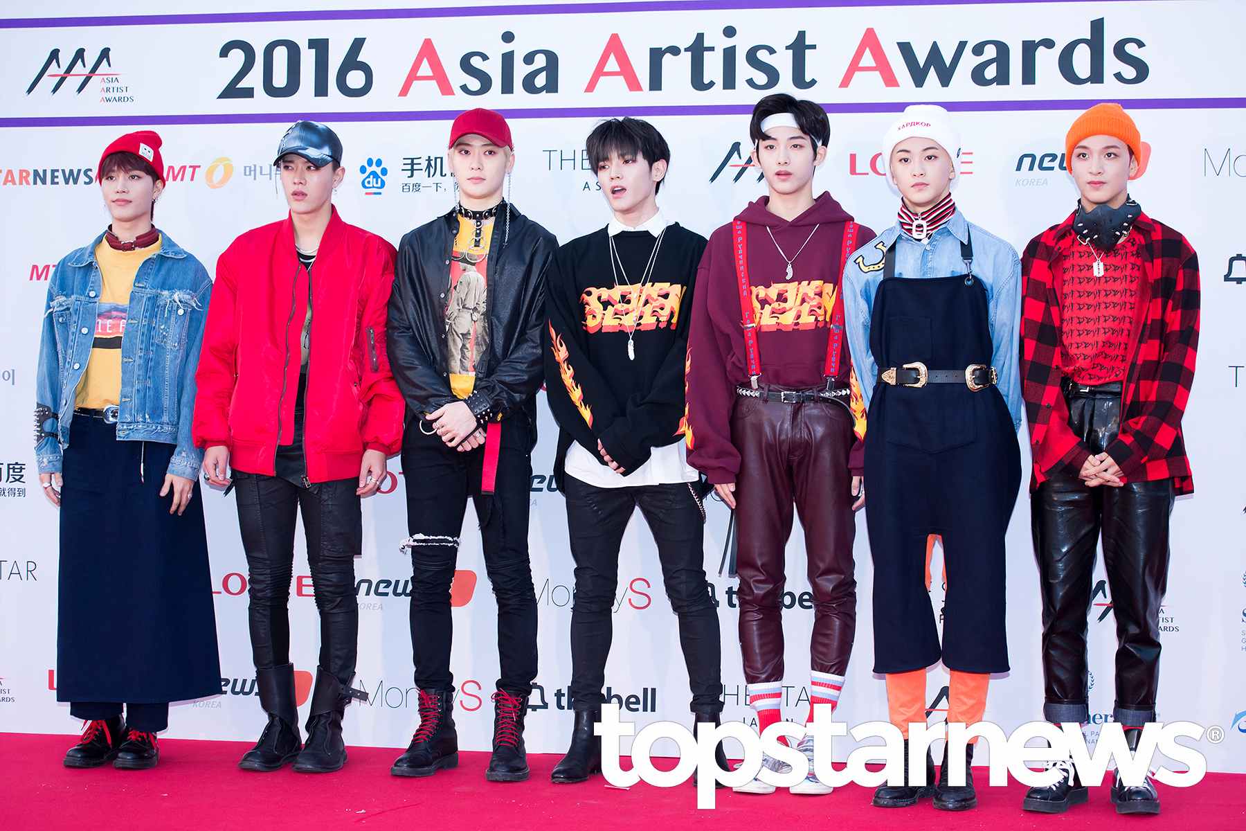 之前NCT 127參加頒獎典禮時,身穿的服裝也讓許多人直呼「看不懂」,不僅不符合年紀,奇怪的搭配也常常讓粉絲跪求造型師「手下留情」,只能說顏值不能代表可以戰勝一切啊....XD