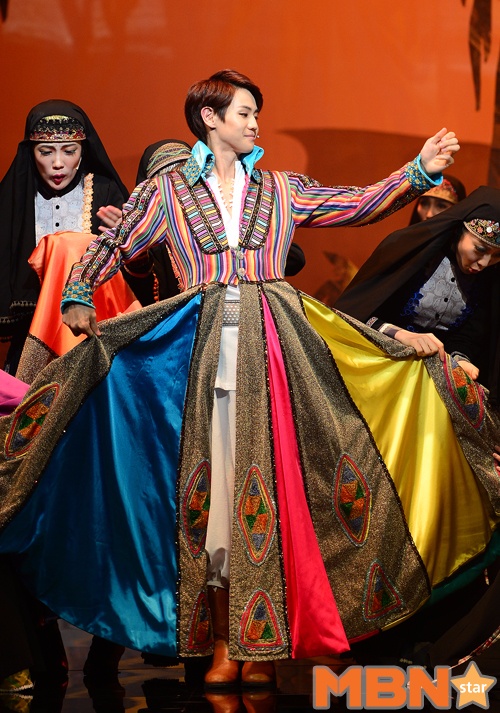 除了歌手,耀燮也跨足成為音樂劇演員。
第一次作為主角出演的「約瑟夫的神奇彩衣」甚至被紐約時報專欄採訪,耀燮說「韓國團體通常都有很多成員,對我來說作為主演是全新的嘗試,勤奮學習的同時也感受到了壓力。」
When K-Pop Meets Broadway ─ 耀燮也被全世界看見了歌唱實力!!