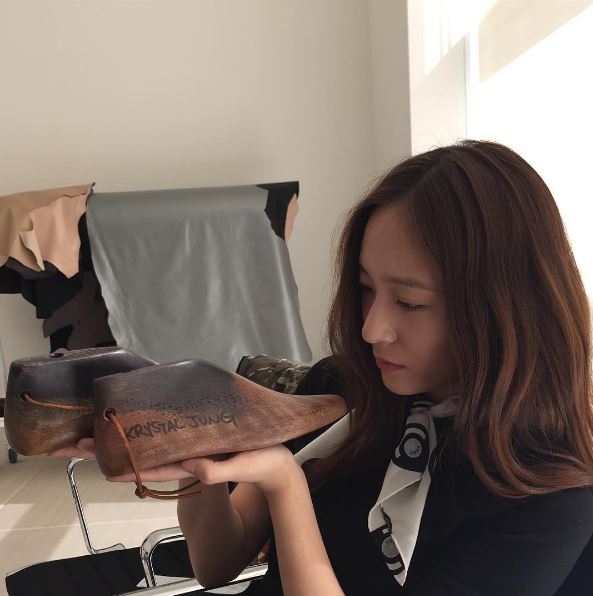 而Krystal 接下來也將和南柱赫共同演出電視劇《河伯的新娘》,先前還傳出SM有意讓Krystal發行Solo專輯,行程滿檔。相較之下同隊的Amber和Luna的工作量則明顯少了許多,甚至就連回歸也因為成員的各自忙碌而看似路途遙遙…