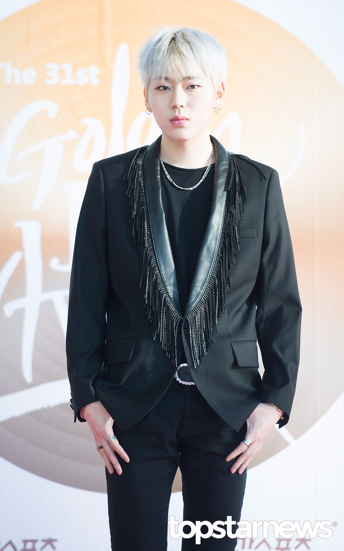 Block B Zico
Zico其實有182公分高啊!!!!
小編從來沒想過Zico竟然有那麼高呢!當時知道Zico的真實身高時,小編完全驚訝呢!