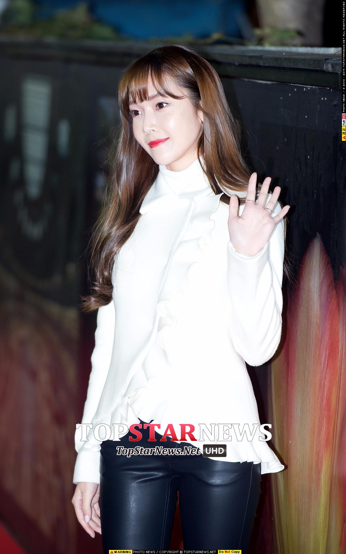 Jessica提到對「冰山公主」這個綽號的想法:「出道以來一直再努力在消化十分辛苦的行程,那時自己都咬者牙、硬擠出笑容練舞。因為無法經常向他人傾訴自己的事情,所以我習慣隱藏起負面的情緒,想盡量讓大家看到我強勢、開朗的樣子。」