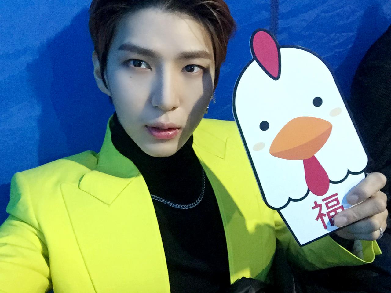 VIXX LEO
粉絲送了LEO一張星巴克儲值卡說著:「歐霸 因為我沒什麼錢,所以裡面只儲了一點點錢ㅠㅠ」
LEO:「我不需要禮物,(因為)你來的這件事對我來說就是禮物..」