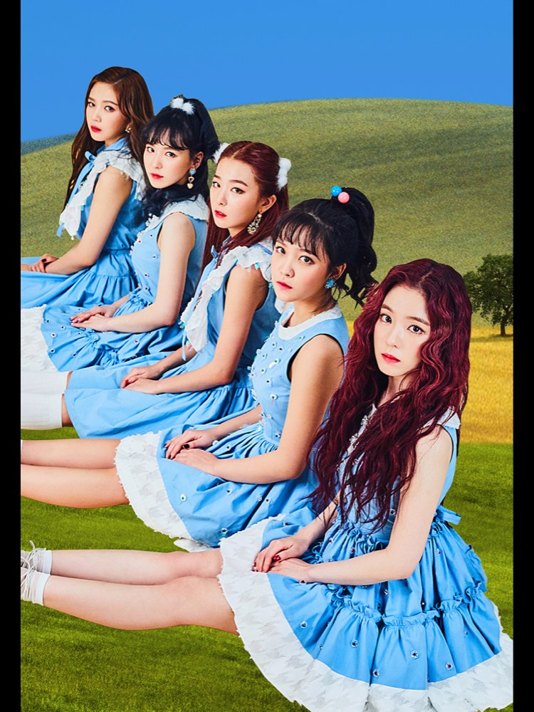 Red Velvet
JOY: 一剛開始我很怕IRENE姊姊,因為她非常怕生,所以平常幾乎都不怎麼笑,但我現在很喜歡姊姊
Seulgi:Irene姐姐很漂亮,但是因為姐姐是從大邱來的,最開始方言很嚴重,基本不怎麼說話,只是說'你好'而已
Wendy:我覺得IRENE姐姐太漂亮了,有點難靠近,我竟然敢靠近?靠近也可以嗎?結果還是靠近了