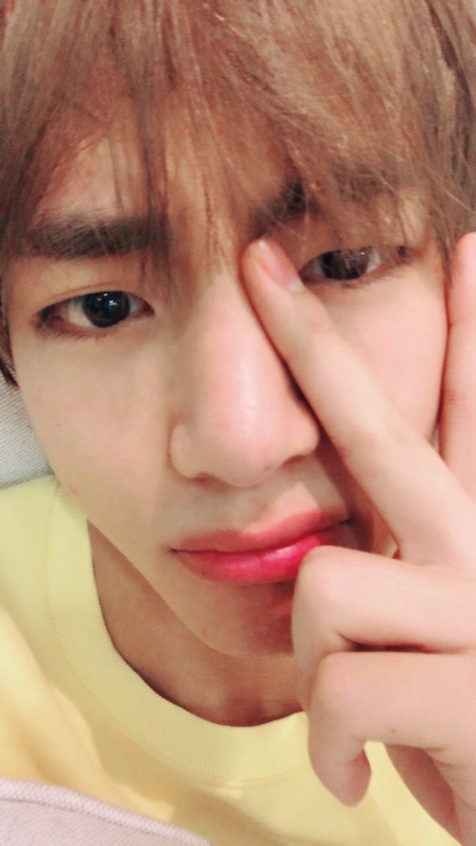 J-HOPE:覺得Jin哥很帥,嚇到了,對SUGA哥印象很深刻,因為只穿內褲,太驚慌了
V:當初真的以為J-HOPE哥是門面,以為Rap Monster哥是模特兒,POSE太強烈了,對柾國印象最深,他太怕生了,一句話都不說,SUGA哥在練習生時真的很會穿衣服,問題是和現在沒什麼變化