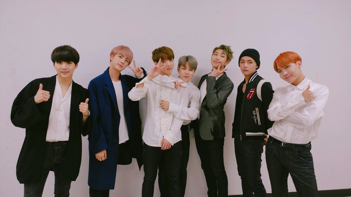 BTS
安靜房:JIn、SUGA
吵鬧房:J-hope、Jimin、V
有破壞王的房:Rap Monster、柾國(但很常跑去吵鬧房串門子,據說柾國是唯一聽不到Rap Monster打呼的人,所以同一間)
(但最近在節目中說V和Rap Monster是室友,可能有換室友了)