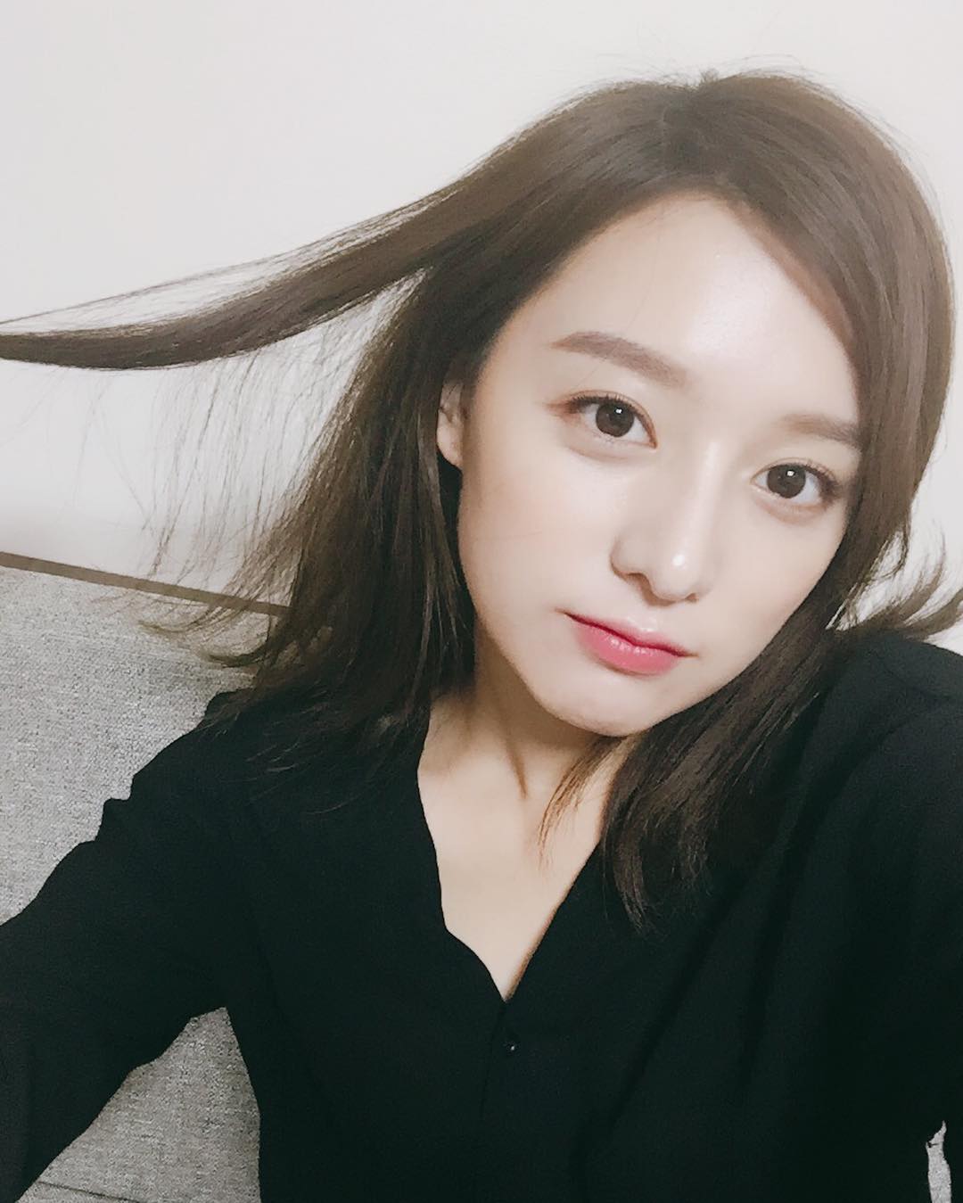 由金智媛所飾演的女主角崔愛羅在百貨商店服務台工作,過去夢想是成為一名新聞主播,所以每年都報考新聞主播公開招聘考試卻每次都落榜,這是個不依靠別人不信運氣不心存僥倖,非常自立的角色