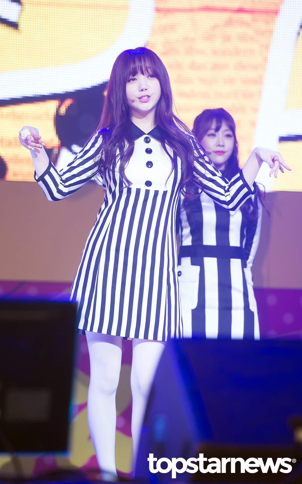 Lovelyz的Kei雖然只穿一件及膝洋裝,但是鈕扣、硬挺領子、直條紋三種元素搭配在一起,讓一間簡單的洋裝變得非常特別,摩登少女覺得這件洋裝就算平常穿在台灣街頭也不突兀喔!但是如果你沒有Kei的美腿,那麼白色絲襪最好換乘黑色透膚絲襪比較顯瘦啦!