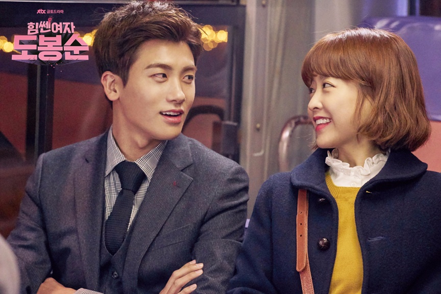 ✿TOP 1 - JTBC金土劇《大力女子都奉順》
話題佔有率:15.01%
➔上升1個名次
漫畫改編的劇情超級爆笑XDD擁有超強怪力的女孩都奉順 & 白手起家的年輕CEO安民赫 & 警大出身刑警印國斗,由朴寶英、朴炯植、志洙擔任主要演員,每播出一集都在刷新自身收視阿!