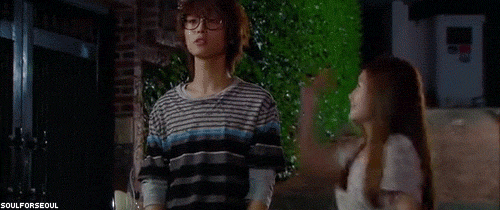 ♩ 高個子的男生更容易出軌
並不是對高個子有偏見哦┑Д┍..據國外某婚外情交友網站研究,身高在177.8cm以上的男生比一般身高的劈腿概率多兩倍,這是眾多女生在慘痛教訓中積累出的經驗。
