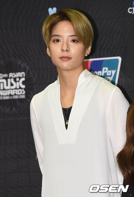 前陣子Amber在IG寫下「受夠了總是被無視、總是被利用」,說自己「一再讓步,卻總是被利用」,甚至說「自己和粉絲都已經耐心等待了,不想再給大家沒有希望的承諾」,雖然沒有明說,但被外界解讀為「控訴SM冷落 f(x)」,直接的吐露心聲在韓國粉絲間引起譁然