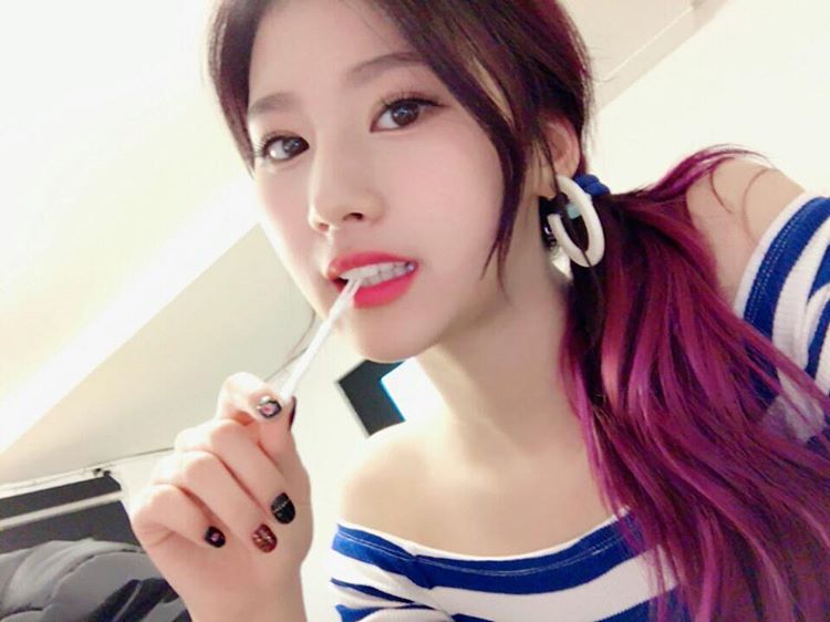 ONCE們對SANA的印象是什麼呢?小編覺得SANA傻的很可愛~
有網友把SANA運動的影片集結起來,才發現SANA不只是「天兵一枚」和「親親魔人」還多了一個新綽號「遊戲黑洞」,SANA的綽號真的越來越多了哈哈哈XD,SANA還有其他綽號嗎?