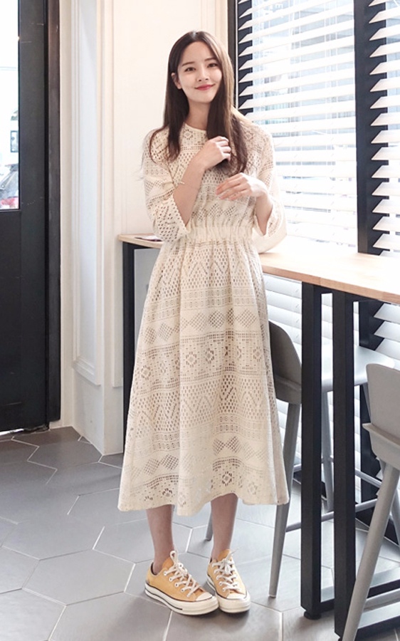 ♯ 最精緻-蕾絲裙
精緻又貌美的蕾絲裙素來是許多女生的最愛,2017春夏它也再度作為時尚潮流強勢回歸,助你盡展優雅迷人魅力。一般更適合約會或出席一些比較正式的場合穿搭。而日常穿搭,摩登少女建議用蕾絲裙作為打底裙,與一些材質挺括的單品混搭,可以中和它的甜膩感,更顯大氣耐看!
