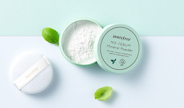 △innisfree蜜粉
這款蜜粉可說是「國民蜜粉」啊!會化妝的女生應該都知道他,他的威力真的很強,輕輕一掃就可以讓妝完美到下午,而且還能夠當作乾洗髮,夏天頭油油也不害怕啦!重點是一顆才6000元韓幣,隨便亂用(?)也不心疼啊!
