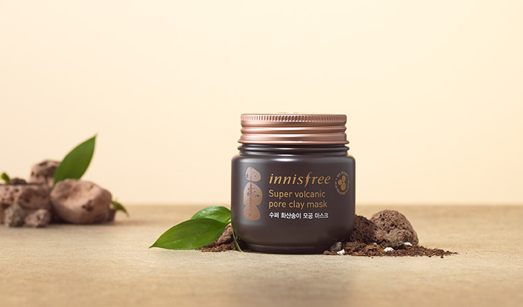 △innisfree火山泥面膜
innisfree的明星產品之一,這款火山泥面膜對於混合性與油性肌來說真的很有幫助,可以改善痘痘與粉刺的問題,使用完之後會覺得臉很乾淨呢!