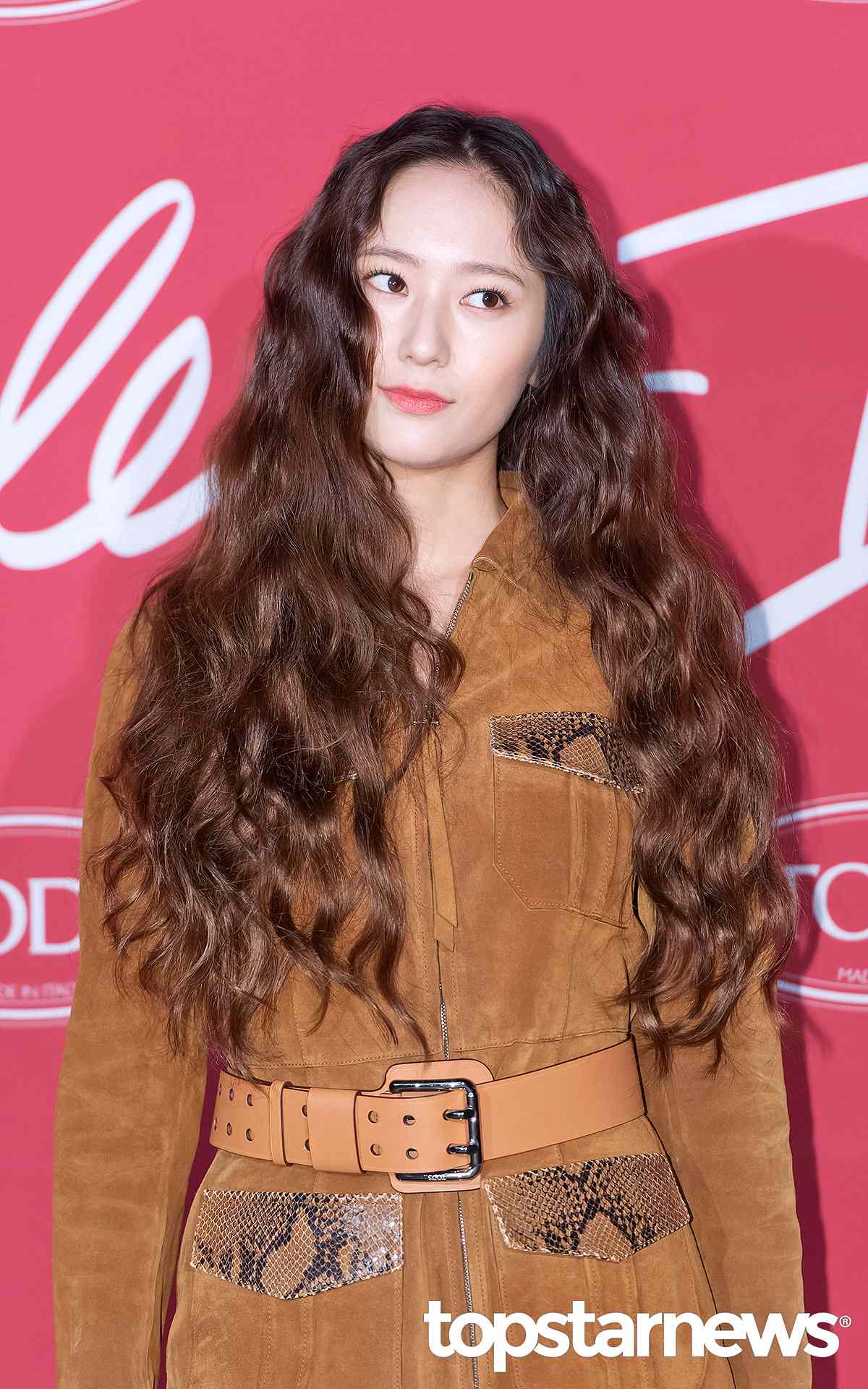 像Krystal的這種小捲髮,
而且是從頭頂就開始捲真的很難駕馭。
不過非常有美式復古風的時髦感。
不過這種小捲髮比較不適合臉大的女生,
只會顯得臉更大。