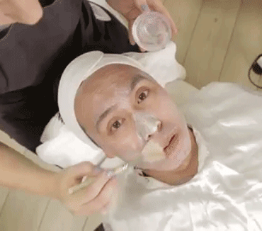 #6、看字眼鑒別面膜類型
助力程度:★★
市面上林林總總的面膜按功效大致可分為兩大類,一類是「減法面膜」,即起清潔、祛角質作用的面膜,它們用的字眼包括「清透」、「清潔」、「凈化」、「祛角質」等;另一類是「加法面膜」,即起補充水分或營養成分作用的面膜,「補水」、「修護」、「美白」、「膠原蛋白」、「Q10」、「提升」等是它們常用的字眼。區分「加法面膜」和「減法面膜」,使用起來更得心應手哦!