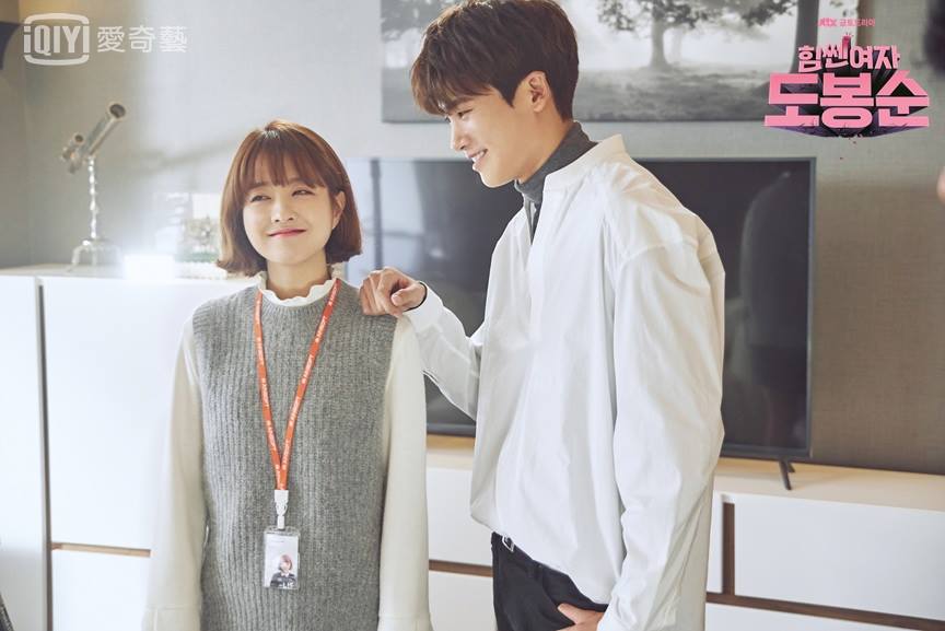 ✿TOP 2 - JTBC金土劇《大力女子都奉順》
話題佔有率:12.84%
➔下降1個名次
擁有超強怪力的女孩都奉順 & 白手起家的年輕CEO安民赫 & 警大出身刑警印國斗,由朴寶英、朴炯植、志洙擔任主要演員。最近沒看這一部劇別說你有追韓劇!!! 還沒看的粉絲們趕快趁連假空檔補起來啦!